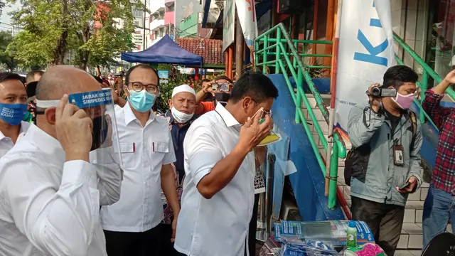 Menteri Koperasi dan UKM Teten Masduki meninjau penyaluran Kredit Usaha Rakyat (KUR) untuk para pedagang di Pasar Rawamangun, Jakarta Timur, Selasa (23/6/2020). (Maulandy)
