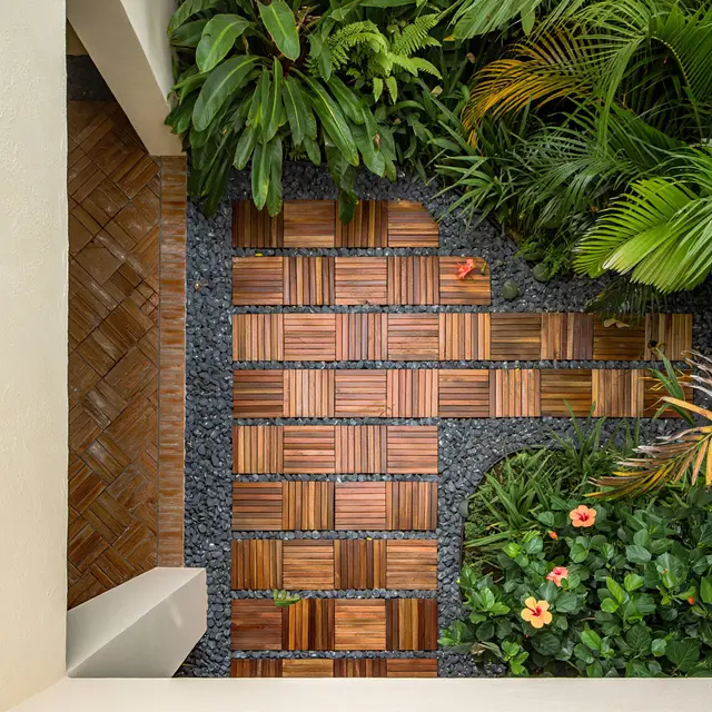 Desain Teras Ala Tropical dengan Batu Kerikil
