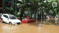 Sejumlah mobil terendam banjir di kawasan Kemang, Jakarta, Kamis (2/1/2020). Banjir yang melanda Jakarta dan sekitarnya mengakibatkan banyak kendaraan terendam air. (Liputan6.com/Herman Zakharia)