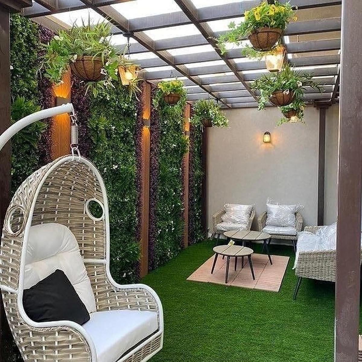 Ilustrasi Teras Rumah dengan Rumput Sintetis