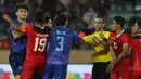 <p>Pelanggaran itu sempat membuat keributan antara kedua pemain. Wasit kemudian memberikan kartu merah kepada Rachmat Irianto dan Ricky Kambuaya. (Bola.com/Ikhwan Yanuar)</p>