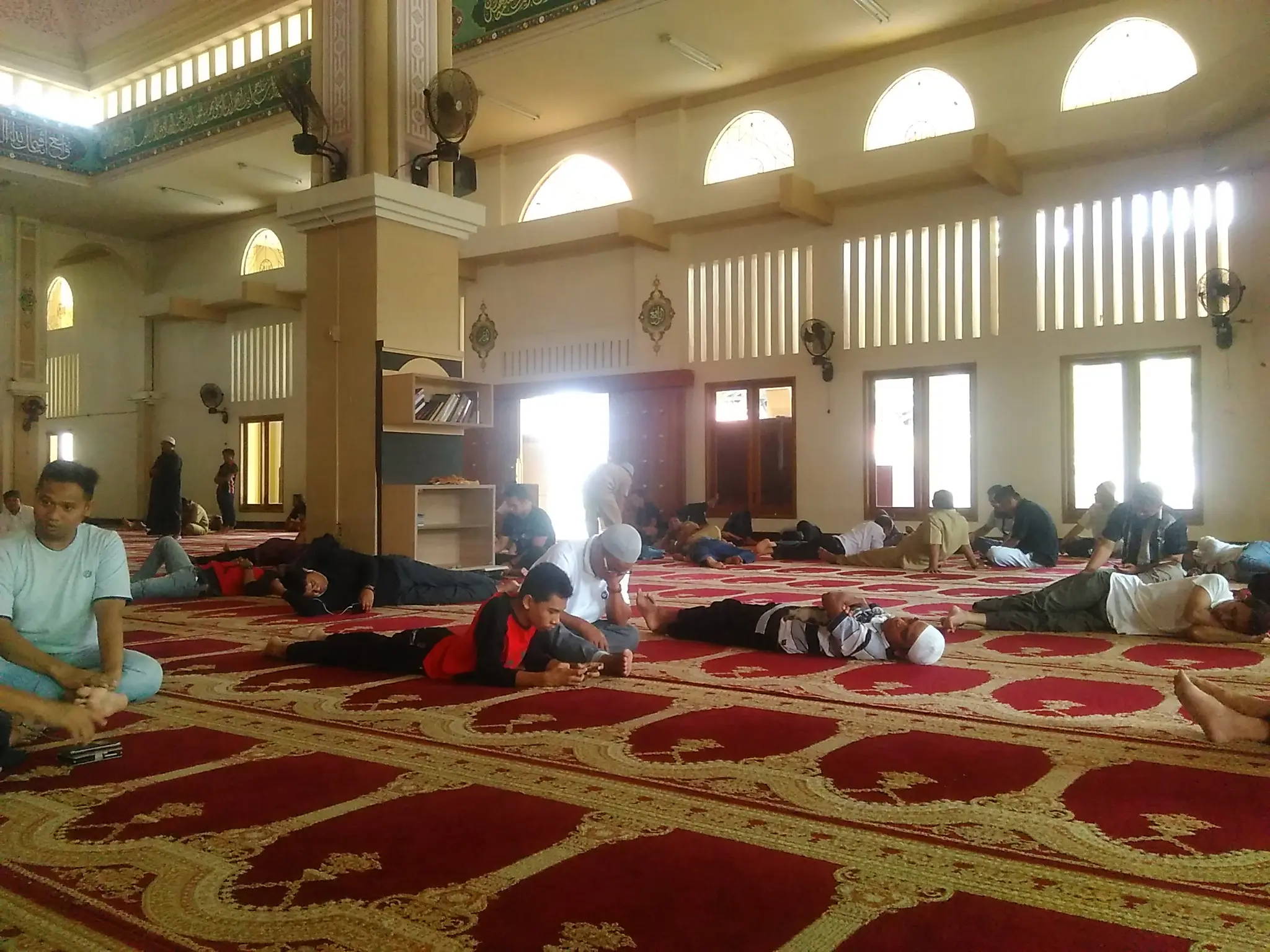 Banyak orang yang beristirahat di masjid saat menjalani puasa Ramadan. (Liputan6.com/Aldiansyah Mochammad Fachrurrozy).