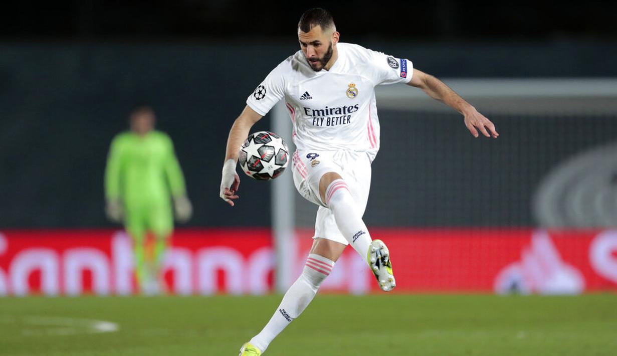 Striker Real Madrid, Karim Benzema, mengontrol bola saat melawan Atalanta pada laga Liga Champions di Stadion Alfredo di Stefano, Rabu (17/3/2021). Real Madrid menang dengan skor 3-1. (AP/Bernat Armangue)