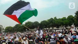 Sejumlah bendera Palestina berukuran besar juga turut dikibarkan massa selama aksi berlangsung. (merdeka.com/Arie Basuki)
