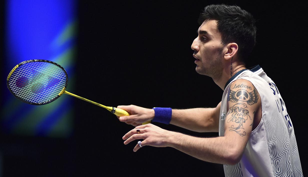 Tunggal putra India, Lakshya Sen bersiap menerima serve dari lawannya, wakil Indonesia, Jonatan Christie pada laga semifinal kejuaraan bulu tangkis All England 2024 di Utilita Arena, Birmingham, Inggris, Sabtu (16/3/2024) malam WIB. Lakshya Sen kalah rubber game, 12-21, 21-10 dan 15-21. (AP Photo/Rui Vieira)