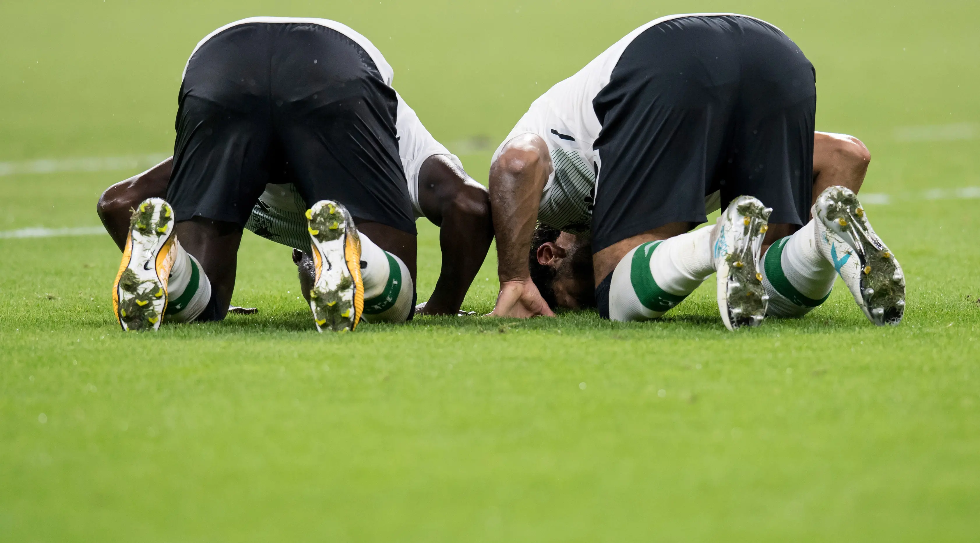 Penyerang Liverpool, Mohamed Salah (kiri) melakukan selebrasi bersama rekanya Sadio Mane usai mencetak gol ke gawang Bayern Munchen di semifinal Audi Cup di Allianz Arena di Munich, Jerman (1/8). Liverpool menang 3-0 atas Munchen. (Sven Hoppe/dpa via AP)