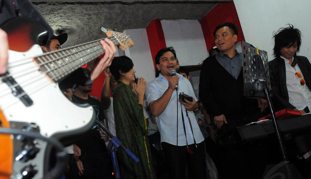 Penyanyi Tompi (tengah) saat menggelar latihan konser "salam dua jari" di basecamp group band Slank, Gang Potlot, Jakarta, Kamis (3/7/14). (Liputan6.com/Faisal R Syam)