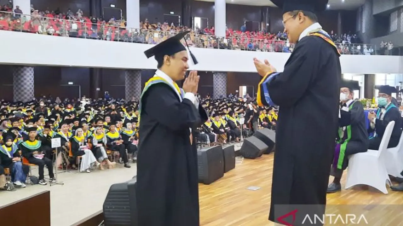 Rektor ULM Prof Sutarto Hadi mengukuhkan ulusan terbaik. Foto: Antara