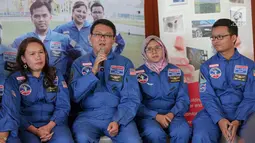 Salah satu perwakilan guru-guru peserta HESA 2017 memberi keterangan dalam temu wicara di Jakarta, Rabu (4/10). Acara ini untuk meyambut tujuh guru yang mengikuti HESA 2017 di akademi antariksa di Huntsville, Alabama. (Liputan6.com/Faizal Fanani)