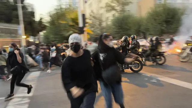 Iran mencekam di demo Mahsa Amini. Foto pendemo 19 September 2022.