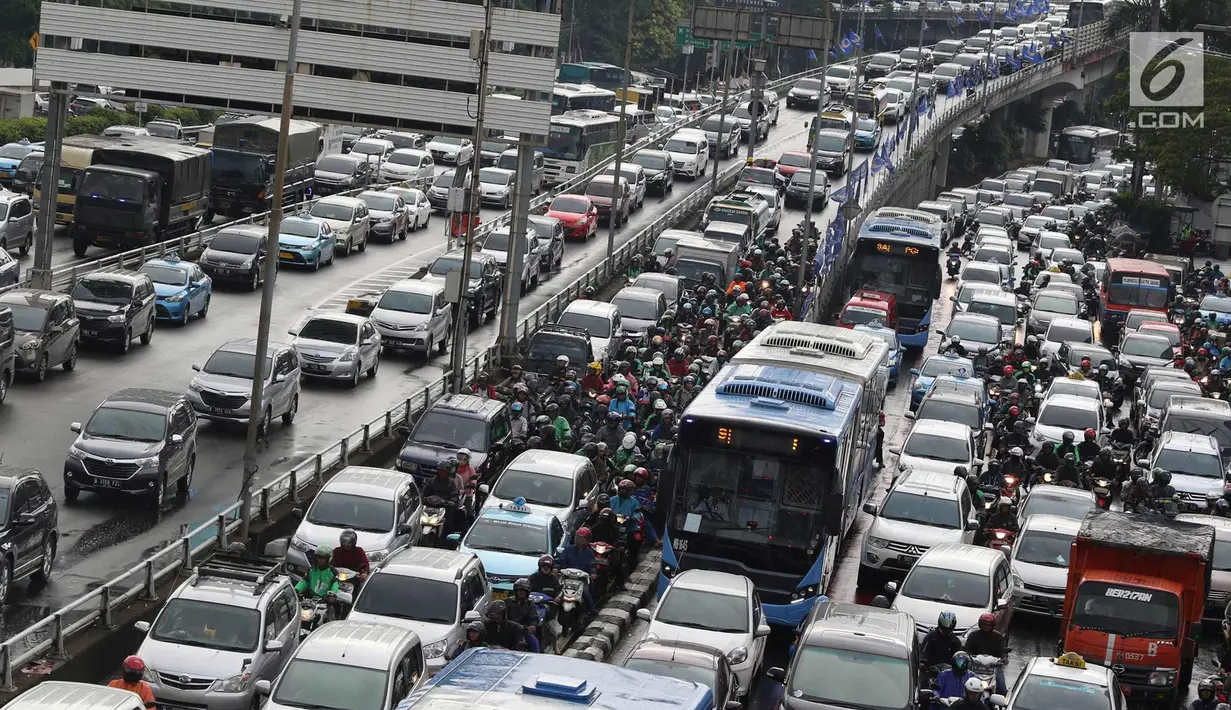 Kendaraan terjebak macet di Jalan Gatot Soebroto dan tol dalam kota, Jakarta, Jumat (16/11). Menteri PPN/Kepala Bappenas Bambang Brodjonegoro menyatakan kemacetan di Jakarta mengakibatkan kerugian sekitar Rp 67,5 triliun. (Liputan6.com/Immanuel Antonius)