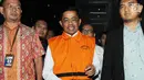 Mantan Mensos Idrus Marham mengenakan rompi tahanan usai menjalani pemeriksaan di Gedung KPK, Jakarta, Jumat (31/8). Idrus Marham resmi ditahan untuk mempermudah penyidikan terkait kasus suap Rp 4,8 miliar proyek PLTU Riau-1. (merdeka.com/Dwi Narwoko)