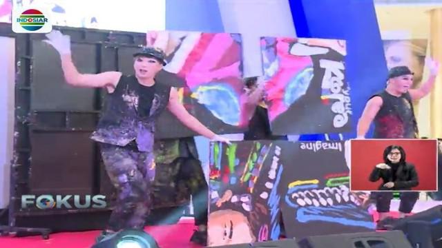 Mereka melukis abstrak di atas kanvas sambil menari hip hop. Sesekali melakukan gerakan senada untuk menarik perhatian penonton.