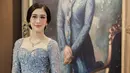 <p>Dalam balutan kebaya bernuansa biru muda, aksi payet yang tersematkan di seluruh permukaan kebaya berhasil membuat gaya kian glamor. [Foto: Instagram/ Kusumaputeri]</p>