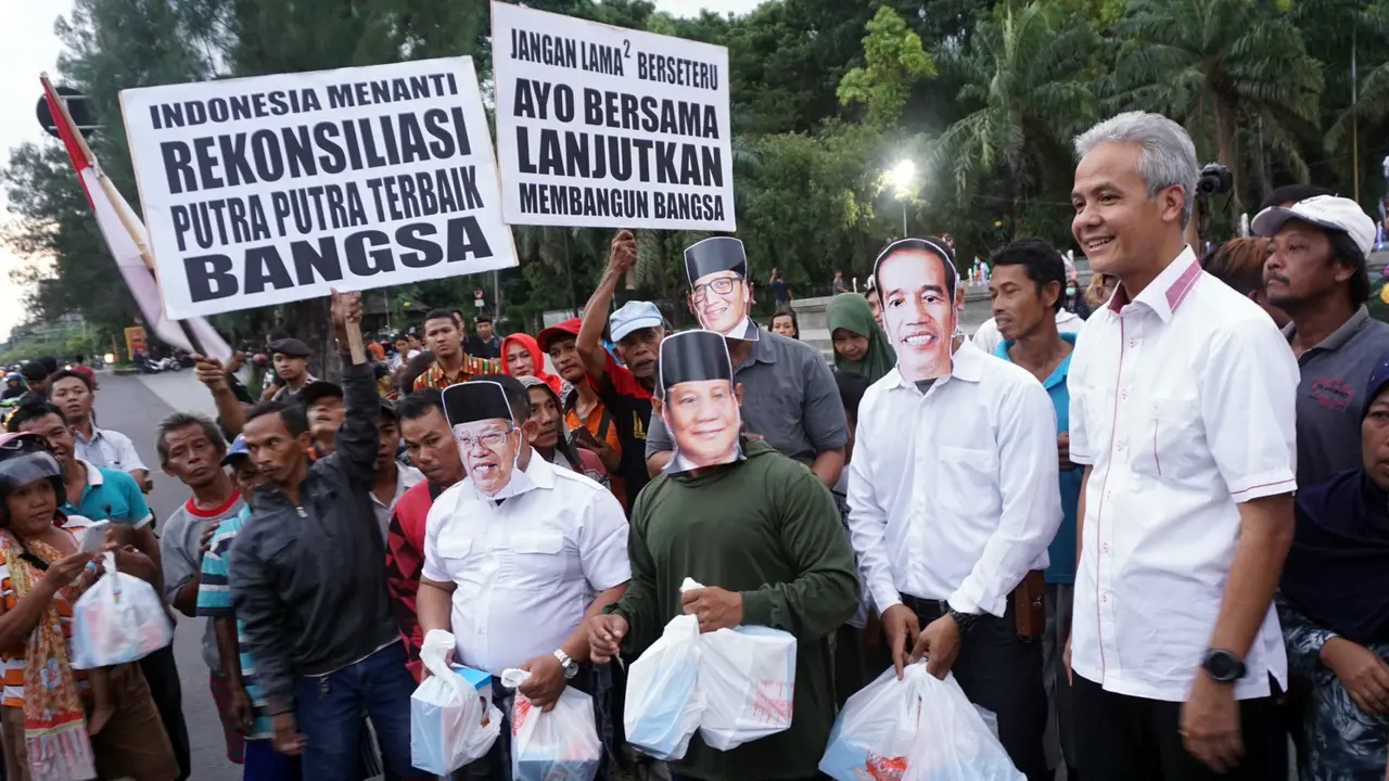 Jokowi dan Prabowo Bagikan Takjil di Solo
