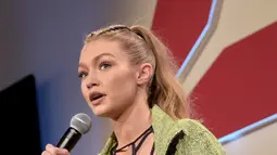 Gigi Hadid saat berbicara di atas panggung saat acara Reebok bertajuk ‘Perfect Never’ di Clarkson Square New York City, AS (7/12). Gigi dipercaya sebagai model terbaru untuk brand sport ternama, Reebok. (AFP Photo/Jason Kempin)