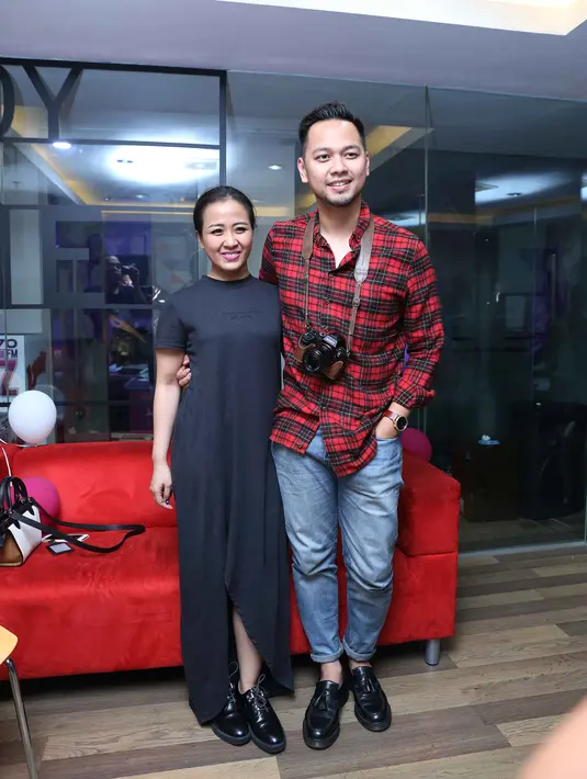 Ditemui di acara Open House 1st Anniversary 96.70 Hitz FM, Gatot Subroto, Jakarta Selatan, Selasa (24/11), Astrid mengaku jika lagu ‘Demi Kita’ merupakan refleksi dari rumah tangganya bersama Arlan Djoewarsa. (Nurwahyunan/Bintang.com)