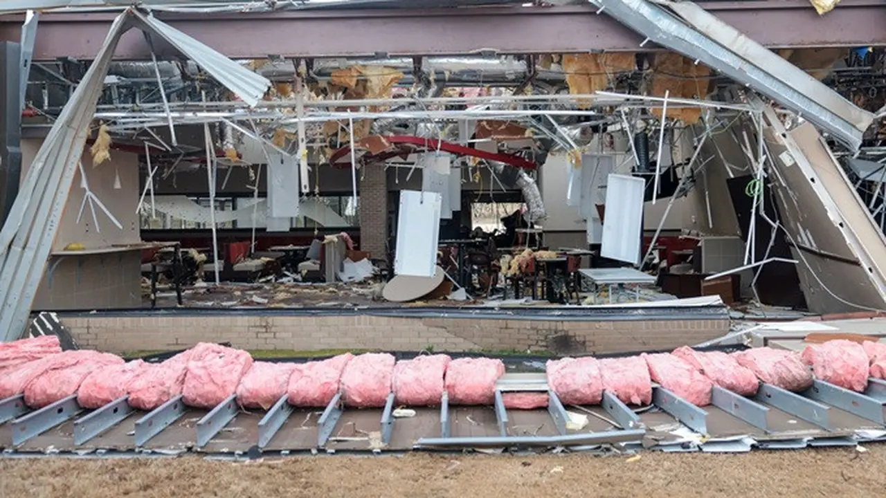 Kampus Tulsa Tech Peoria di Tulsa, Oklahoma, Amerika Serikat, terlihat rusak setelah diterjang badai pada Jumat (6/3/2026) malam. Foto diambil pada Sabtu (7/3).