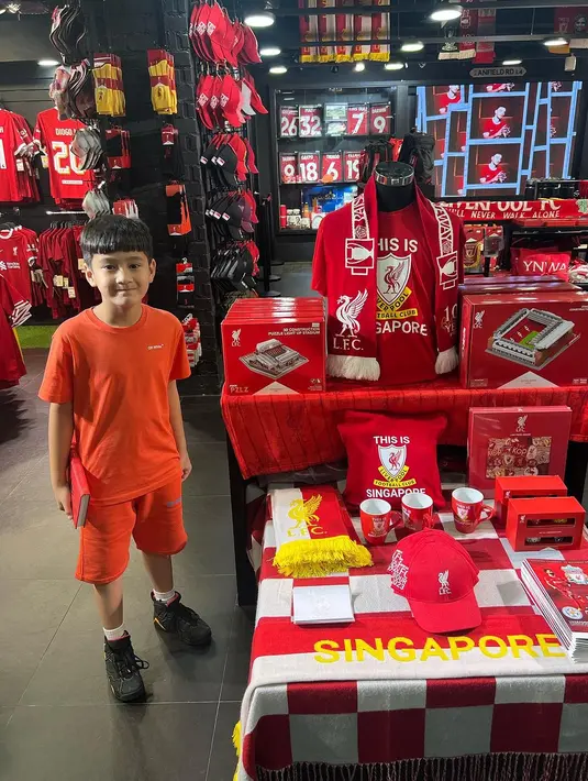 Setelah mendapatkan kartu yang dicari, Rafathar langsung menuju tempat khusus klub favoritnya,Liverpool. Selain membeli bola juga jarsey. "Ada yang Happy banget langsung ke tempat Merchandise LIVERPOOL !!!!!," tulis raffinagita. [Instagram/raffinagita1717]