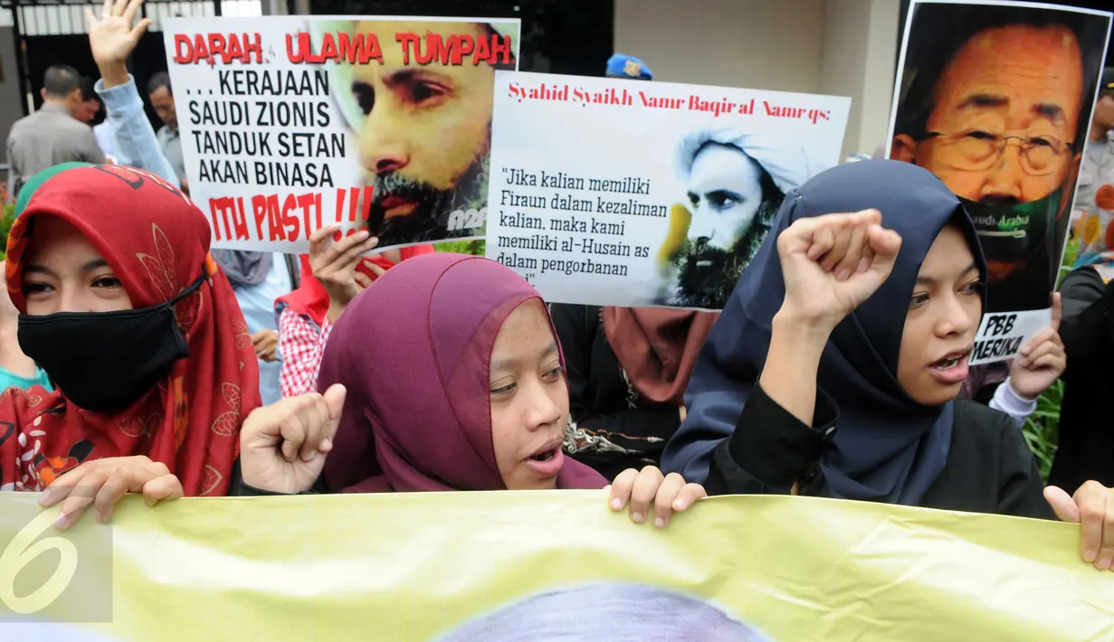 Massa membawa poster saat unjuk rasa menentang eksekusi mati Syeikh Nimr di depan Kedubes Arab Saudi, Jakarta, Senin (4/1/2015). Mereka menuntut Pemerintah Saudi untuk menghentikan semua eksekusi mati para tahanan politik.(Liputan6.com/Helmi Afandi)
