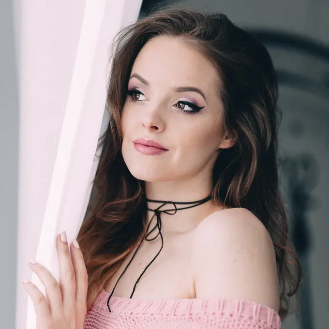 Eyeshadow Unik yang Bikin Mata Seperti 'Menyala'