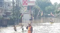 Banjir di Kemang Selatan, Jakarta Selatan ( foto: @TMCPoldaMetro
