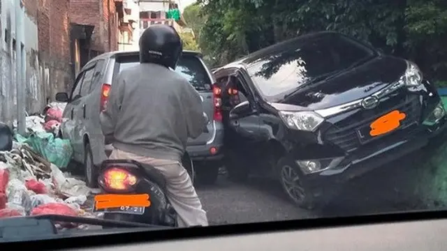 cara parkir mobil nyeleneh