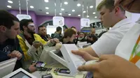 Salah satu kasir memindai iPhone 6 di sebuah toko ponsel di Moskow, Jumat, (26/9/2014). (REUTERS/Maxim Shemetov)