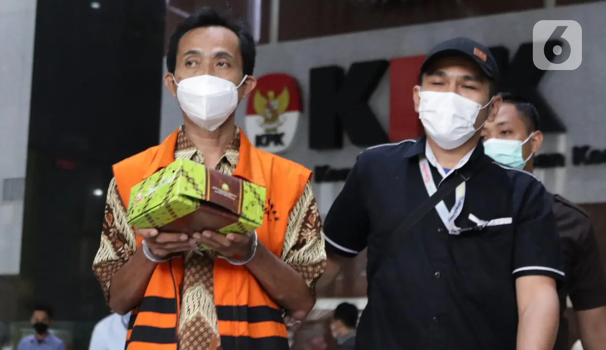 Kuasa Joint Operation CRBC (China Road and Bridge Corporation), PT Wijaya Karya dan PT Pembangunan Perumahan, Tri Atmoko usai menjalani pemeriksaan di Gedung KPK, Jakarta, Kamis (11/8/2022). Tri Atmoko merupakan tersangka dugaan suap pengurusan pembayaran restitusi pajak proyek pembangunan Jalan Tol Solo-Kertosono pada Kantor Pajak Pratama (KKP) Pare, Jawa Timur. (Liputan6.com/helmi Fithriansyah)