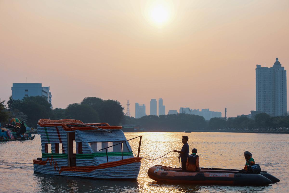 Penampakan 43 Perahu Unik Hasil Kreasi Pasukan Oranye DKI Jakarta