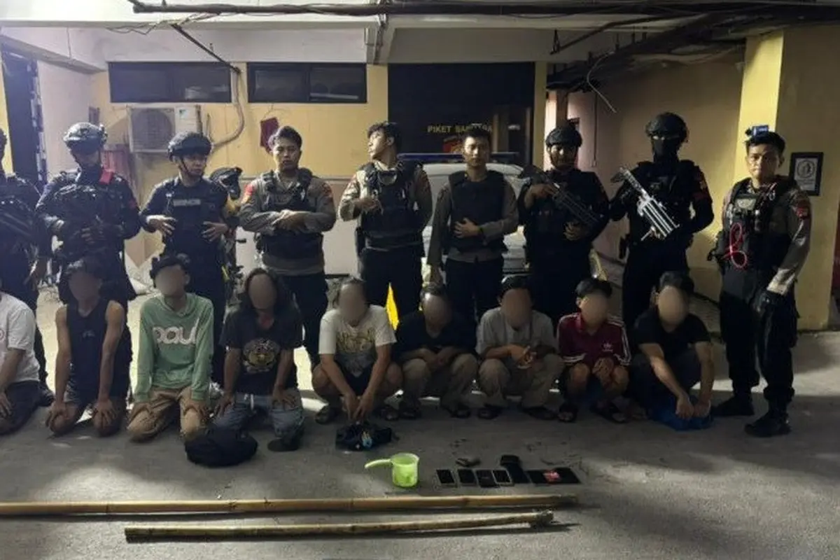 Sekelompok pemuda di Jakarta Timur ditangkap Brimob saat pesta miras dan diduga hendak tawuran. (Dok. Antara)