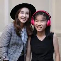 Sandara Park menghadiri pemutaran perdana film The Miracle Piano.  Dara 2NE1  juga membawa hadiah istimewa untuk Yoo Ye Eun.