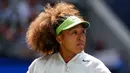 Petenis Jepang, Naomi Osaka melakukan pemanasan sebelum laga putaran pertama Amerika Open 2024 melawan petenis Latvia, Jelena Ostapenko di USTA Billie Jean King National Tennis Center, New York, Selasa (27/08/2024). (AFP/Mike Stobe)