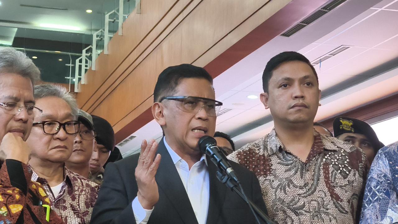 VIDEO: Penuh Curiga Pengacara Hasto Soroti Ketua Majelis Hakim Pakai Masker di Sidang Vonis
