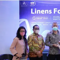 Penyeraha linen secara simbolis dari Accor Jakarta yang diwakilkan oleh Stephen Bryer (Director of Operation) kepada Yayasan Emanel, diwakilkan Emmanuel Laumonier & Monique Thenu