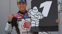 Ekspresi pembalap LCR Honda, Takaaki Nakagami, setelah merebut pole pada kualifikasi MotoGP Teruel di Sirkuit Motorland Aragon, Sabtu (24/10/2020). (AFP/PIERRE-PHILIPPE MARCOU)