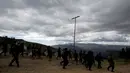 Kepolisian Peru saat operasi di pertambangan emas ilegal di Salpo, Pegunungan Andes, La Libertad (25/5). Aksi ini untuk memberantas penambang-penambang emas ilegal yang masih menyebar di sekitar Pegunungan Andes. (REUTERS / Mariana Bazo)