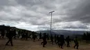 Kepolisian Peru saat operasi di pertambangan emas ilegal di Salpo, Pegunungan Andes, La Libertad (25/5). Aksi ini untuk memberantas penambang-penambang emas ilegal yang masih menyebar di sekitar Pegunungan Andes. (REUTERS / Mariana Bazo)