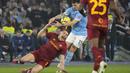 AS Roma sendiri harus bermain dengan 10 pemain karena Roger Ibanez mendapat dua kartu kuning. (AP Photo/Gregorio Borgia)