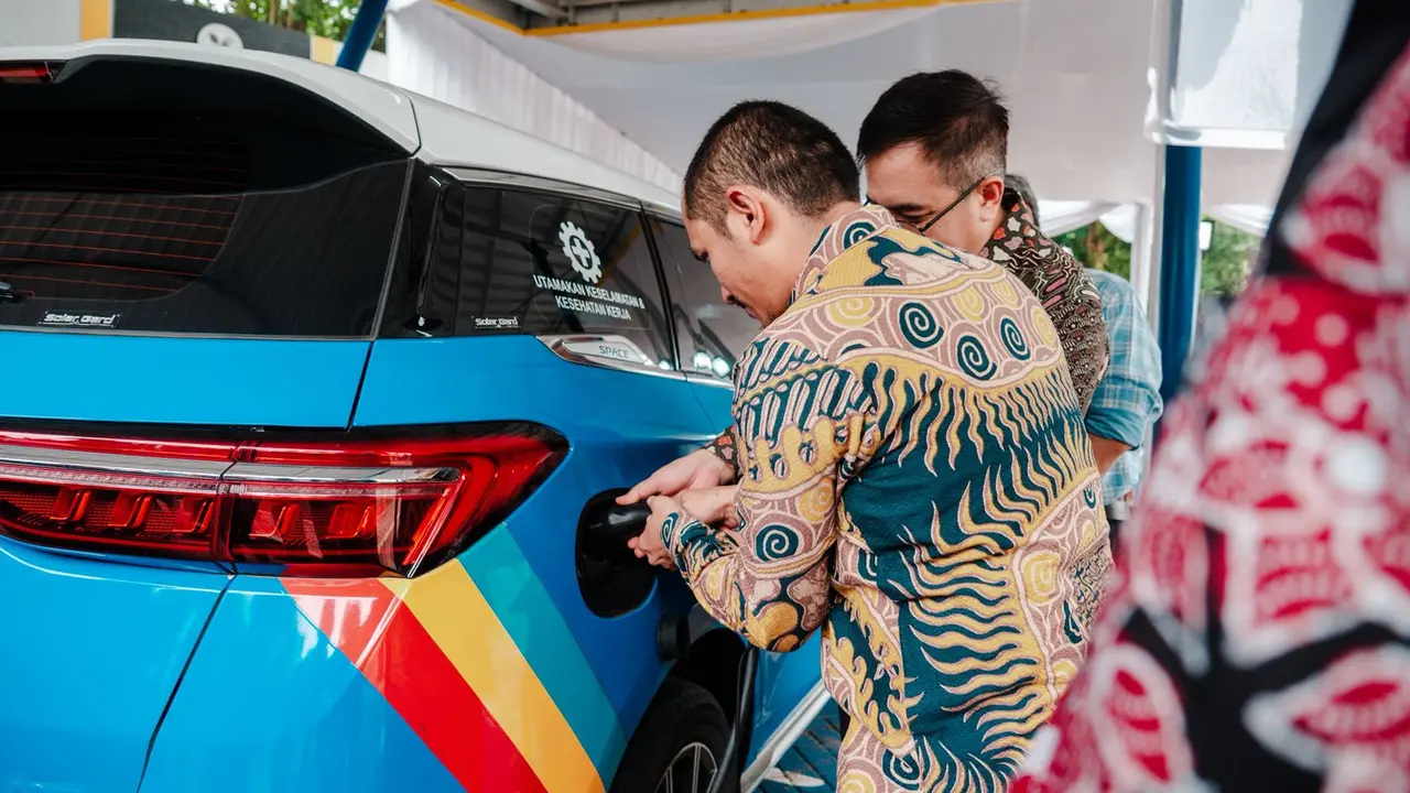 Perwakilan Universitas Terbuka, mencoba langsung pengisian kendaraan listrik di fasilitas SPKLU perdana Universitas Terbuka yang diresmikan bersama PLN UID Jakarta Raya. (Dok PLN)