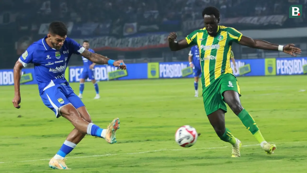 Persib Bandung melawan PSBS Biak.
