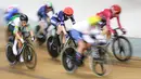 Sejumlah pebalap sepeda berkompetisi pada nomor madison putri UCI Track Nations Cup 2023 yang berlangsung di Jakarta International Velodrome, Rawamangun, Jakarta, Sabtu (25/02/2023). (Bola.com/Bagaskara Lazuardi)