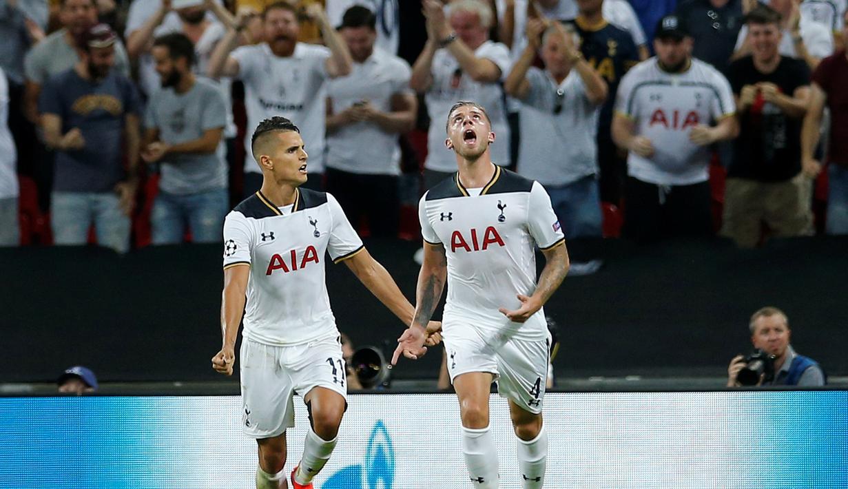 Ekspresi pemain Tottenham Hotspur, Toby Alderweireld, setelah mencetak gol ke gawang AS Monaco pada laga Liga Champions Grup E di Stadion Wembley, Kamis (15/9/2016) dini hari WIB. (Action Images via Reuters/Andrew Couldridge)