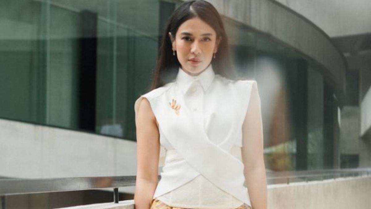 Intip Gaya Dian Sastro Pakai Bros, Jadi Fashion Statement yang Berkarakter