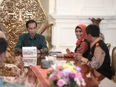 Presiden Joko Widodo (Jokowi) menerima Tim Sensus Ekonomi Badan Pusat Statistik (BPS) di Istana Negara, Jakarta, Rabu (25/5/2016). Kedatangan tim Sensus Ekonomi BPS untuk mendata sensus ekonomi kepada Presiden Jokowi. (Liputan6.com/Faizal Fanani)
