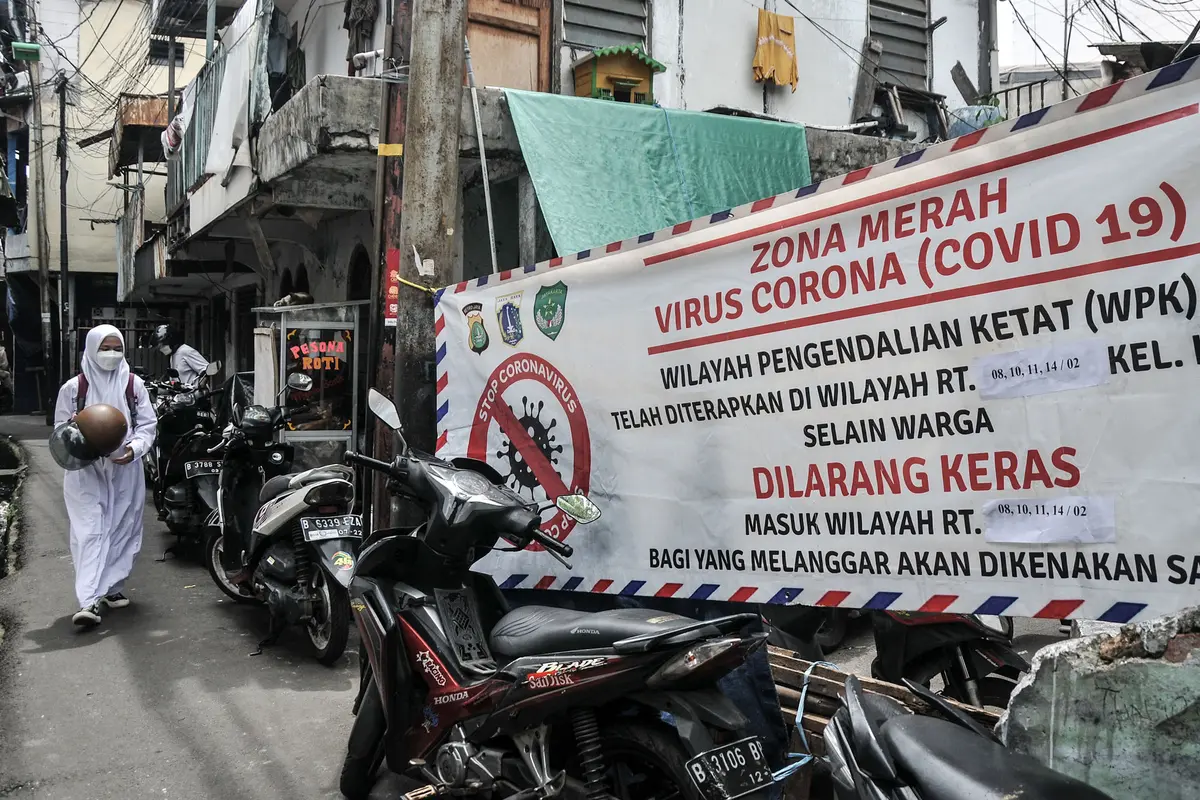 FOTO: Penguncian Wilayah Sementara di RW 002 Krukut Taman Sari