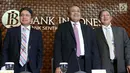 Gubernur Bank Indonesia (BI) Perry Wardjio (tengah) saat jumpa pers hasil Rapat Dewan Gubernur (RDG) BI di Jakarta, Kamis (27/9). RDG BI memutuskan menaikkan BI 7-day Reverse Repo Rate (BI7DRR) sebesar 25 bps menjadi 5,75%. (Liputan6.com/Angga Yuniar)