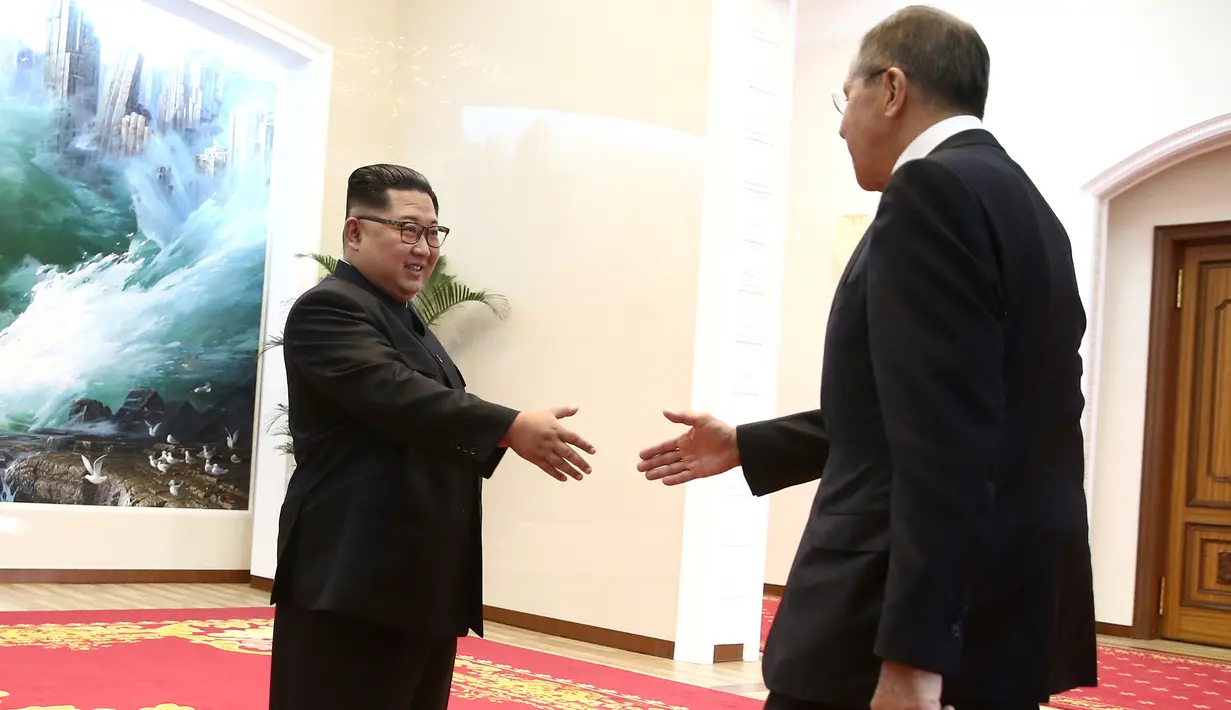 Pemimpin Korea Utara Kim Jong-un menyambut kedatangan Menteri Luar Negeri Rusia Sergei Lavrov di Pyongyang, Korea Utara (31/5). (Valery Sharifulin/TASS News Agency Pool Photo via AP)