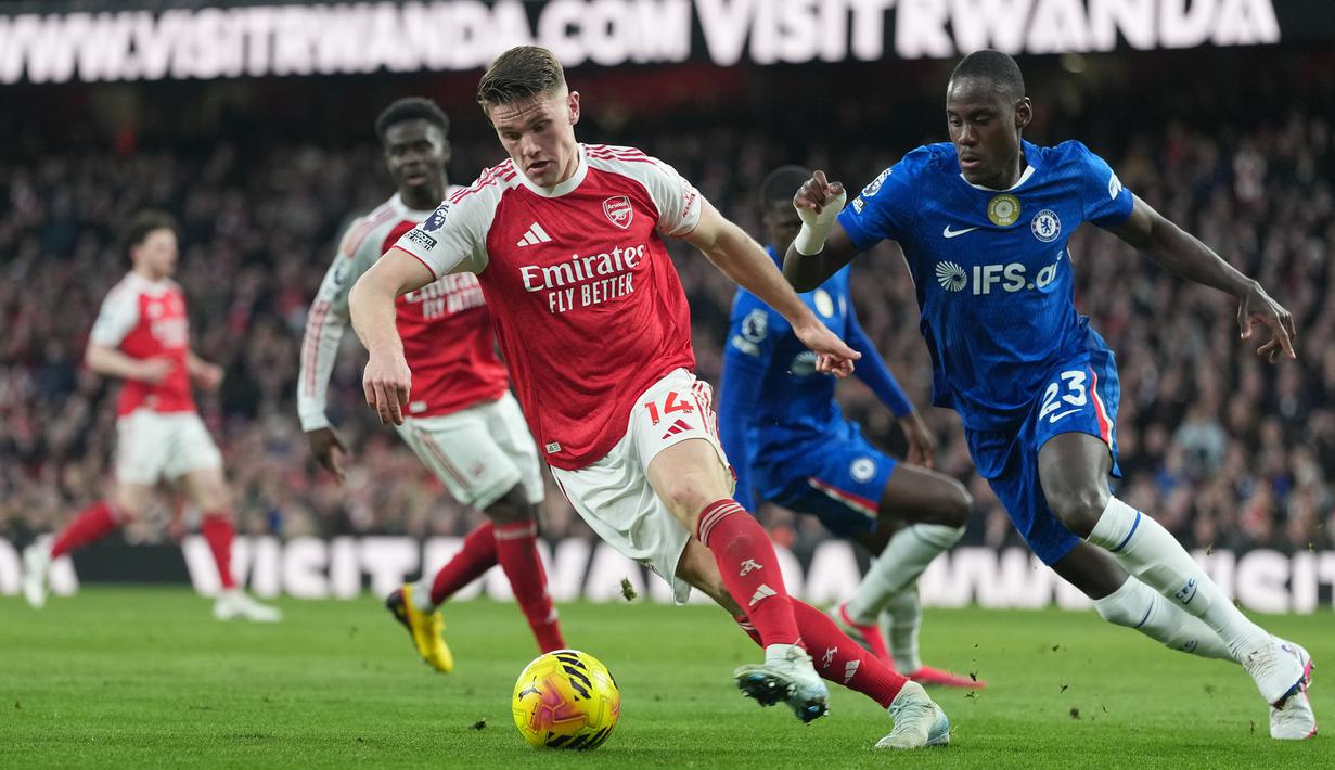 Laga bertajuk Derby London tersebut menjadi krusial bagi Arsenal untuk mempertahankan posisi mereka di puncak klasemen. (AP Photo/Alastair Grant)