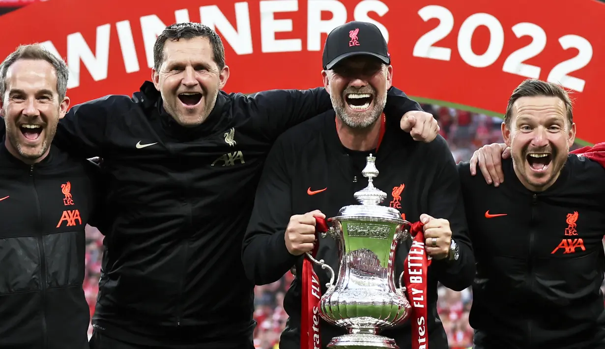 <p>Pelatih Liverpool Jurgen Klopp berpose dengan trofi setelah timnya menang atas Chelsea pada partai final Piala FA di Stadion Wembley pada Minggu (16/5/2022) dini hari WIB. Liverpool sukses menjuarai Piala FA 2021/2022 mengalahkan Chelsea lewat adu penalti 6-5. (AP Photo/Ian Walton)</p>